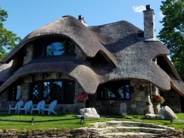 В США дом-гриб с соломенной крышей решили продать за миллионы долларов (фото)